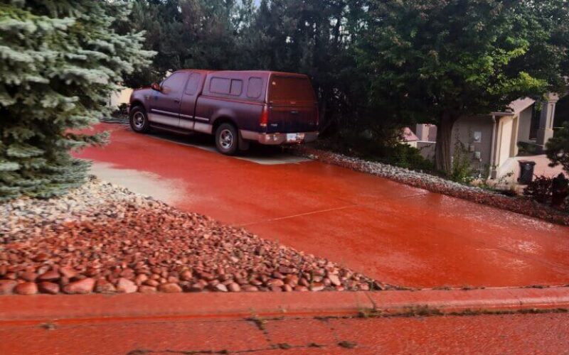 Cette zone a été recouverte d’un produit ignifuge rouge largué par un avion de lutte contre les incendies forestiers à Peachland (C.-B.) pendant la saison des feux de forêt en 2025.